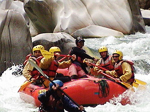 Rafting can do a person who has never hold an oar or a topographic map in his hand as well as a very experienced waterman. 